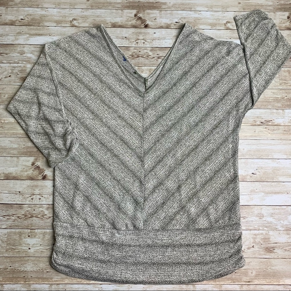 Apt 9 v-neck shirt gray with green undertone 3/4 sleeve v-neck on the back